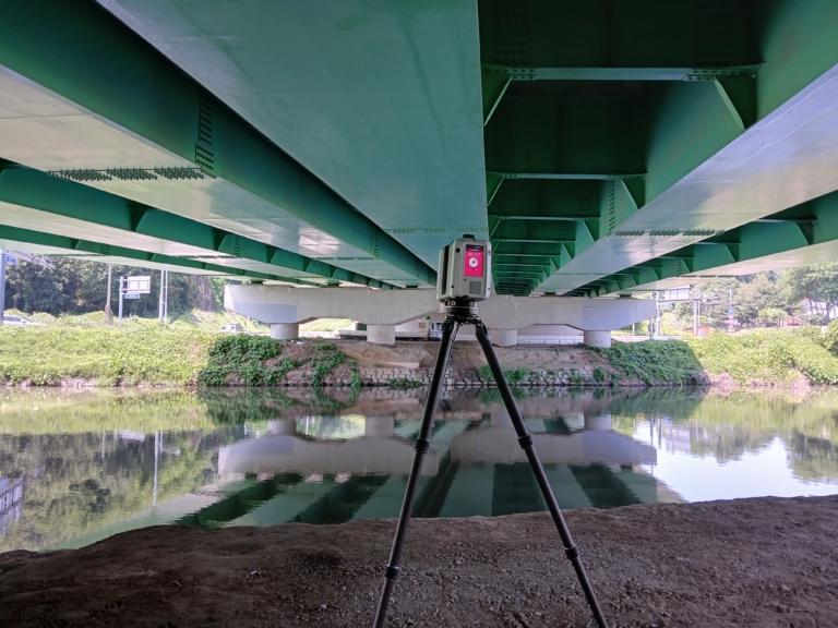 교량 하부를 Leica RTC360으로 3D 레이저 스캔하여 디지털트윈 및 LOD300 BIM 구축을 위한 현황 데이터를 취득하는 모습