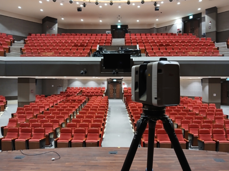 공연장 무대에 설치된 Leica RTC360 3D 레이저 스캐너 현장 작업 모습